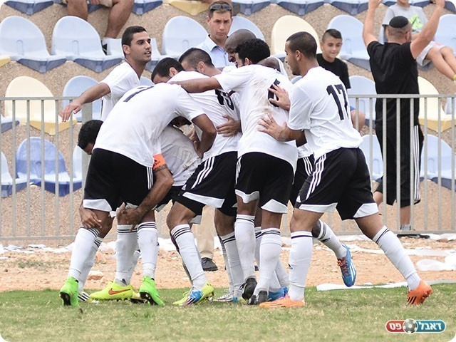 שחקני מגדל העמק חוגגים עם לידור כהן (ארנון לוי)